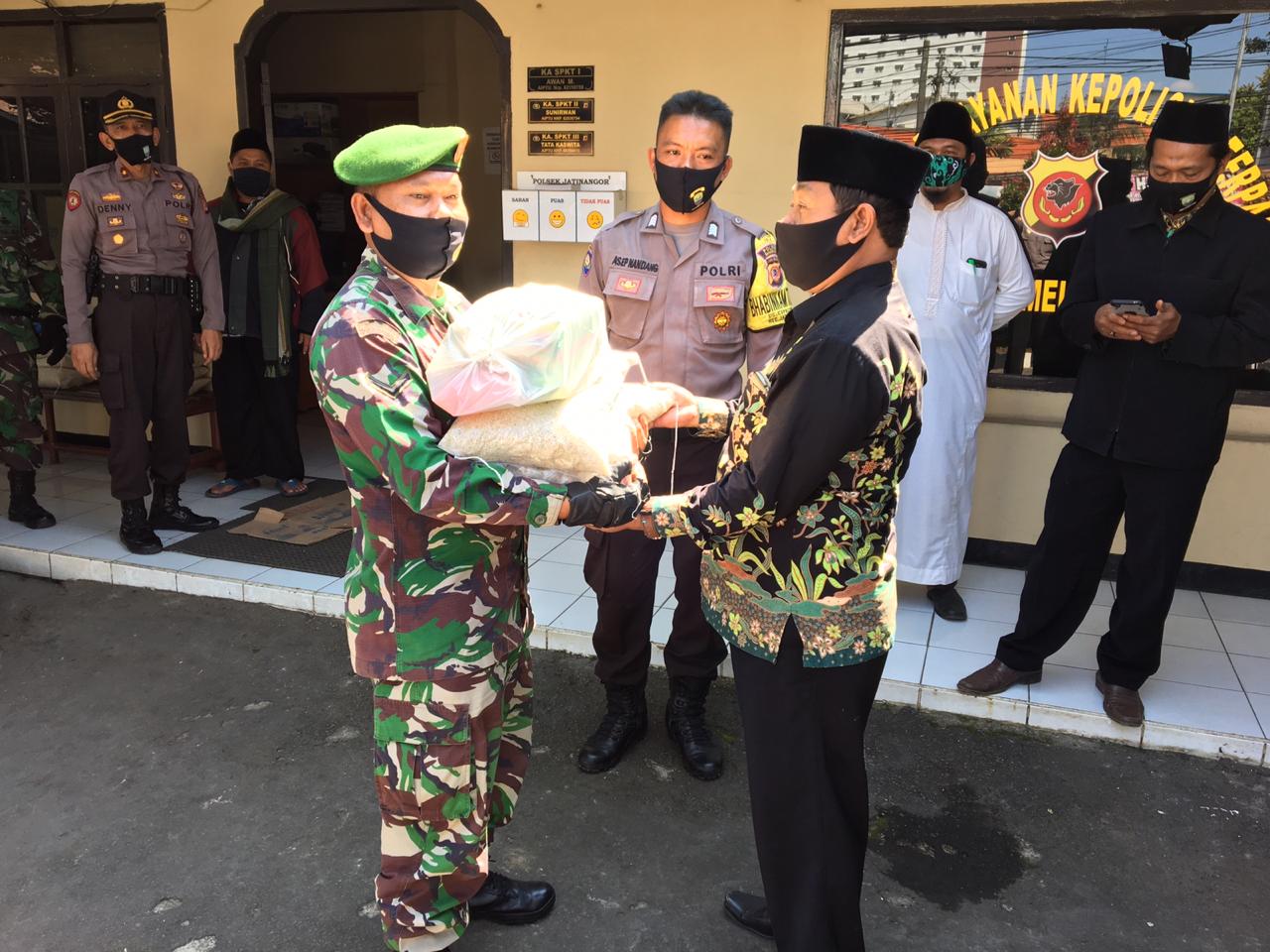 TNI-Polri Serahkan Bantuan Sembako Kepada Para Da,i Kamtibmas Di Wilayah Kecamatan Jatinangor